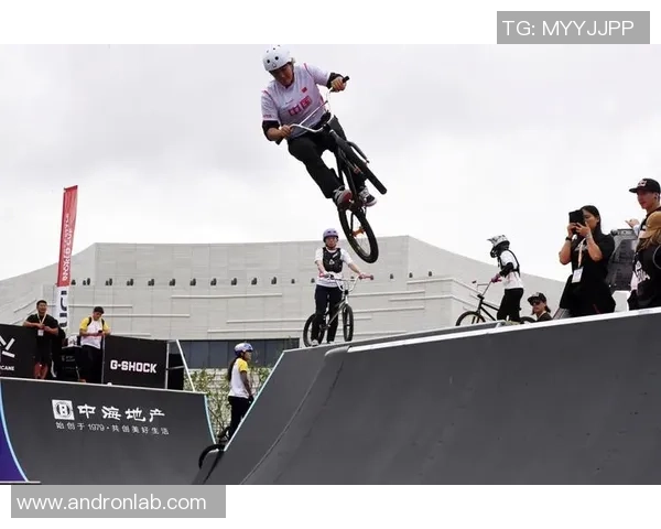 南京极限运动队在世界滑板锦标赛中以65分领先其他队伍展现强劲实力